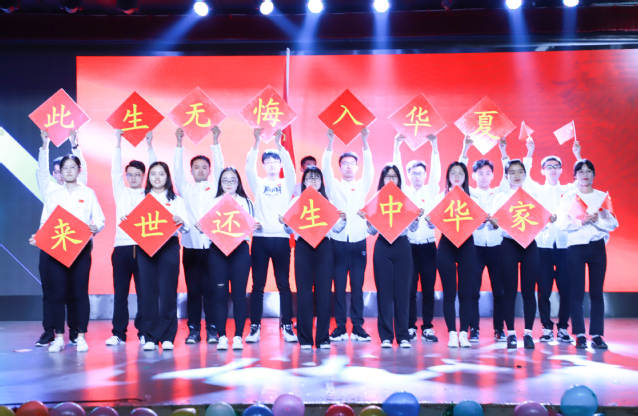 学生党员献唱歌曲《红色》 旦增白姆摄影