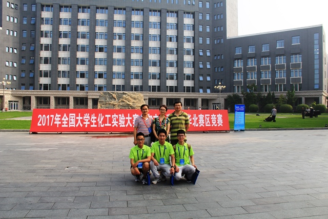 参赛队员与指导教师合影 参赛队员与指导教师合影