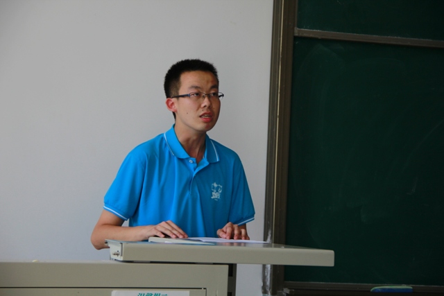 本科生党员代表讲话 杨晓莹摄影 本科生党员代表讲话 杨晓莹摄影