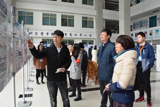 学生向评委介绍海报 魏孟吉摄影