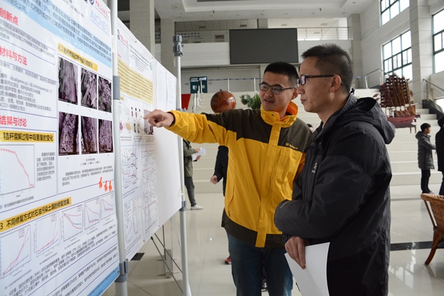 学生向评委介绍海报 魏孟吉摄影