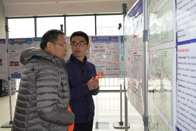 学生向评委介绍海报 魏孟吉摄影