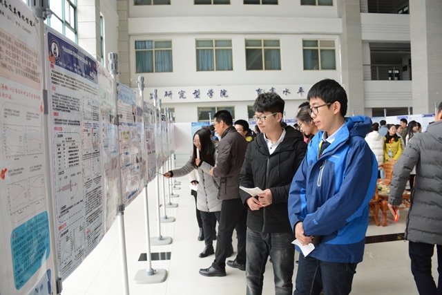 学生向评委介绍海报 魏孟吉摄影