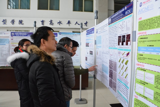 评委阅读学生海报 魏孟吉摄影