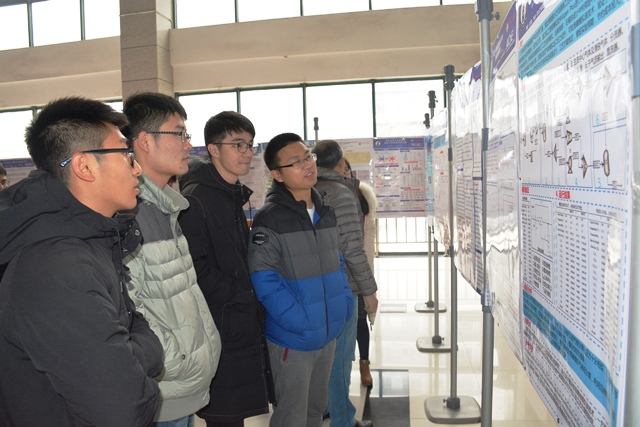 学生观看海报 魏孟吉摄影