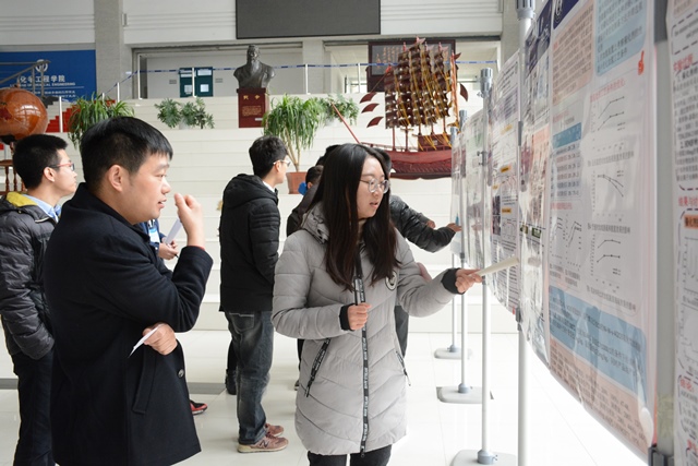 学生向评委介绍海报 魏孟吉摄影