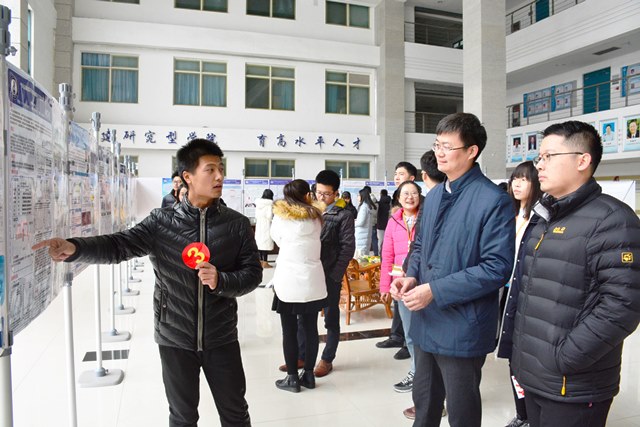 学生向评委介绍海报 魏孟吉摄影