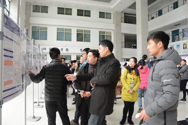 评委指出海报问题 魏孟吉摄影