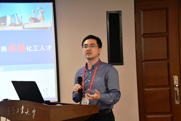 学院党委副书记王迅作专题报告