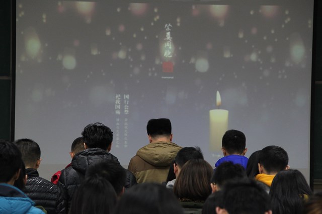 为死难者集体默哀 湛文健摄影 为死难者集体默哀 湛文健摄影