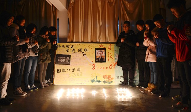 点蜡烛默哀祈祷 李博一摄影 点蜡烛默哀祈祷 李博一摄影