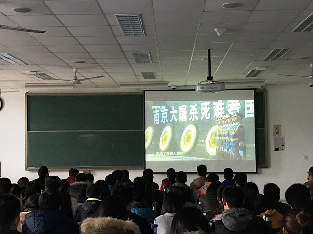 观看纪录片《幸存者——见证南京1937》 湛文健摄影 观看纪录片《幸存者——见证南京1937》 湛文健摄影