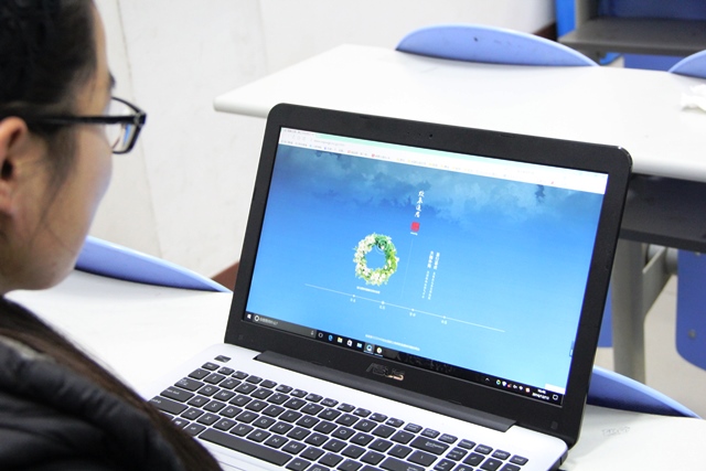 学生进行网上在线公祭 湛文健摄影 学生进行网上在线公祭 湛文健摄影