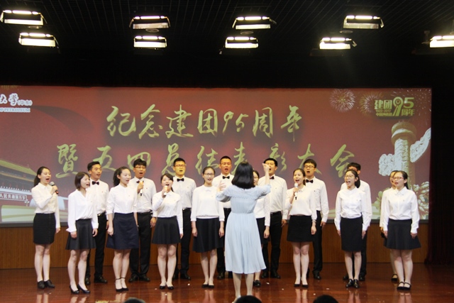 辅导员合唱《光荣啊,中国共青团》 陈浩摄影 辅导员合唱《光荣啊,中国共青团》 陈浩摄影