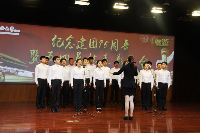 学生会合唱《共青团之歌》 陈浩摄影 学生会合唱《共青团之歌》 陈浩摄影
