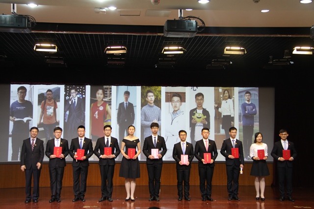 汪宇宸被授予“十佳团员标兵”荣誉称号 陈浩摄影 汪宇宸被授予“十佳团员标兵”荣誉称号 陈浩摄影