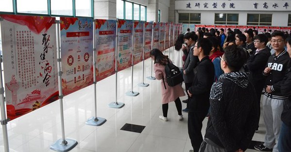 学生观看主题图片展 魏孟吉摄影 学生观看主题图片展 魏孟吉摄影