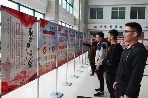 学生观看图片展 魏孟吉摄影 学生观看图片展 魏孟吉摄影