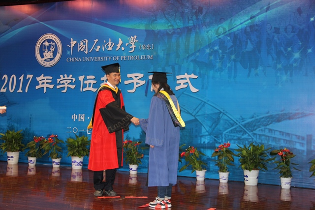 黄方教授为毕业生授学位 魏孟吉摄影