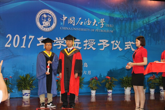 杨朝合教授为毕业生授学位 魏孟吉摄影