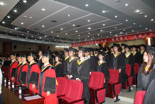 全场起立共唱国歌 魏孟吉摄影