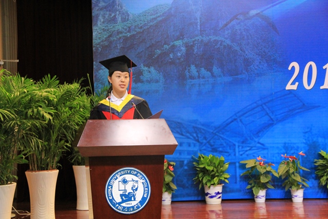 研究生代表刘艳茹发言 魏孟吉摄影