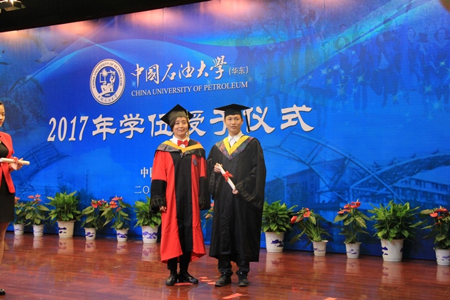 刘欣梅教授为毕业生授学位 魏孟吉摄影