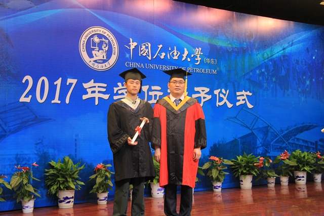 王振波教授为毕业生授学位 魏孟吉摄影