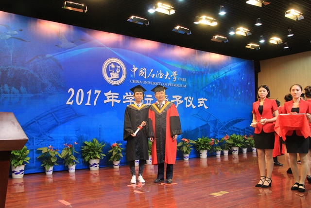 赵朝成教授为毕业生授学位 魏孟吉摄影