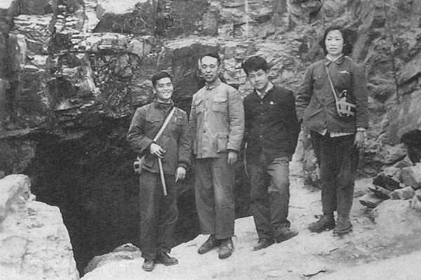 勘探系岩矿教研室在野外考察，右一为吴崇筠，左二为冯增昭