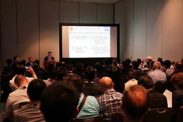 赵东风教授主持应急管理部党组成员、总工程师王浩水作会场报告 赵东风教授主持应急管理部党组成员、总工程师王浩水作会场报告