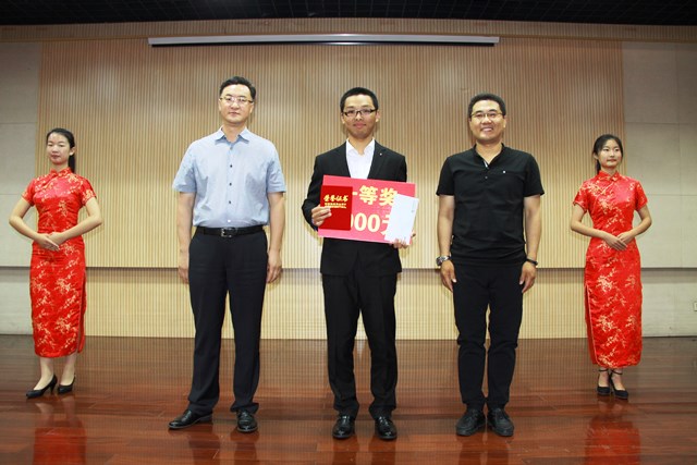 刘华东副校长与宋杰总监为一等奖学生颁奖 赵明超摄影 刘华东副校长与宋杰总监为一等奖学生颁奖 赵明超摄影