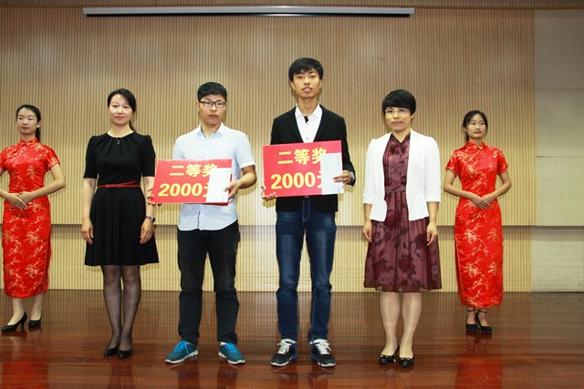 王效美处长和侯岩红总经理助理为获二等奖的学生颁奖 赵明超摄影 王效美处长和侯岩红总经理助理为获二等奖的学生颁奖 赵明超摄影