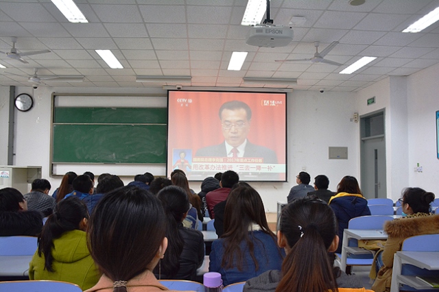 学生老师集体观看直播 李博一摄影 学生老师集体观看直播 李博一摄影