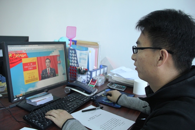 学院老师关注两会动态 魏孟吉摄影 学院老师关注两会动态 魏孟吉摄影