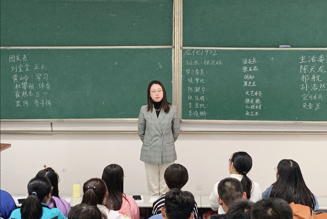 辅导员与学生交流