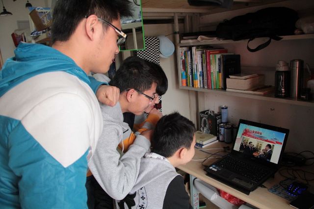 学院学子关注两会新闻  孙运景  摄影