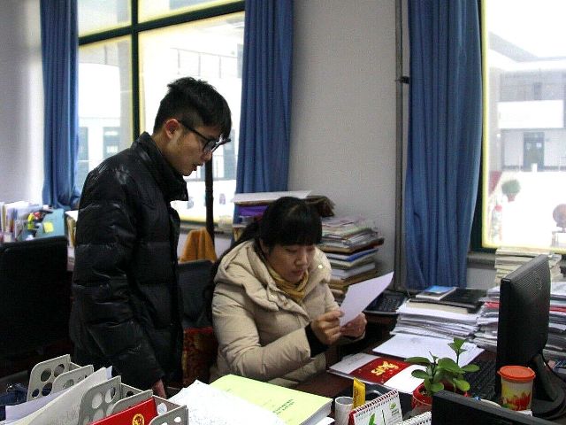 辅导员投入紧张工作  马静  摄影