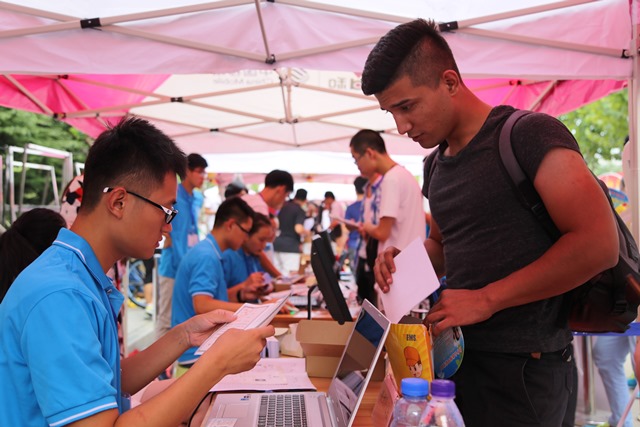 工作人员为新生办理报到 全运摄影 工作人员为新生办理报到 全运摄影