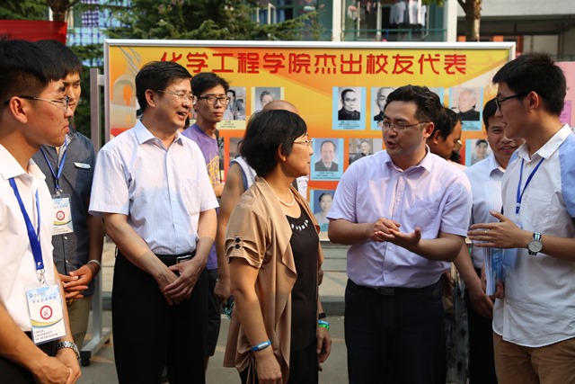 山校长看望学院迎新工作 全运摄影 山校长看望学院迎新工作 全运摄影