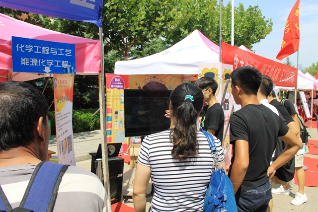 新生及家长观看学院宣传片 新生及家长观看学院宣传片