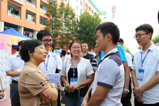 山校长与00后亲切交谈 全运摄影 山校长与00后亲切交谈 全运摄影