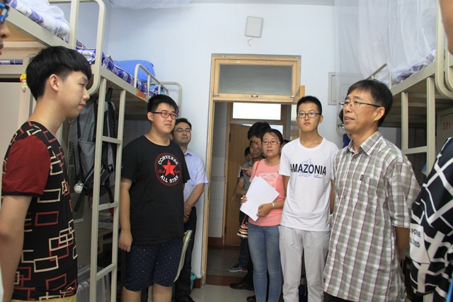 杨院长看望新生 冉维摄影 杨院长看望新生 冉维摄影