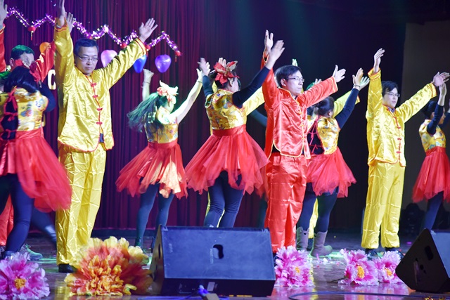 应化系节目《相亲相爱》 应化系节目《相亲相爱》