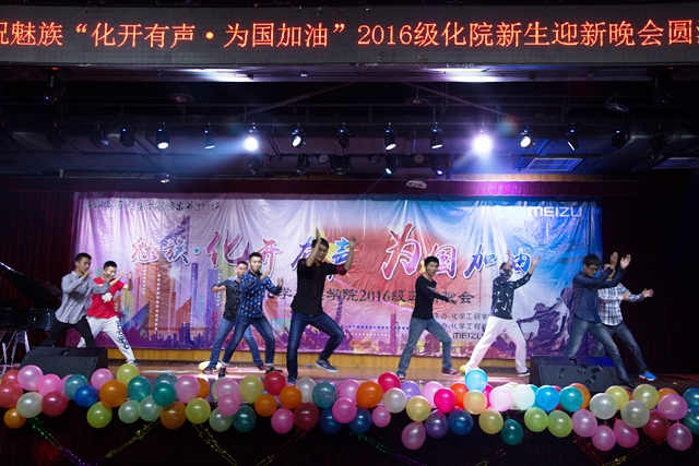 辅导员和教官歌舞串烧 纪洪洋摄影 辅导员和教官歌舞串烧 纪洪洋摄影