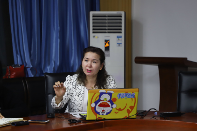 米娜瓦尔做专题宣讲 吴拨摄影