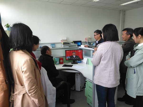 实验中心党支部在办公室观看直播 王丽飞提供