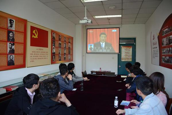 化工学院辅导员和学生党员在党员活动室观看大会直播 魏孟吉摄影