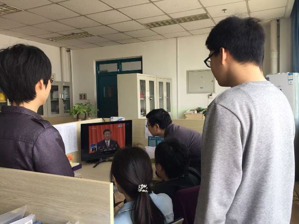 化工系党支部党员在办公室观看直播 丁传芹提供