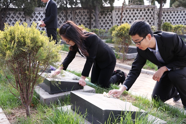 擦拭墓碑 袁鑫摄影